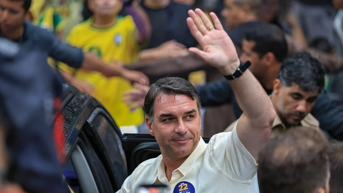 Com 56,2% dos votos, Flávio Bolsonaro vence Lula na Venezuela