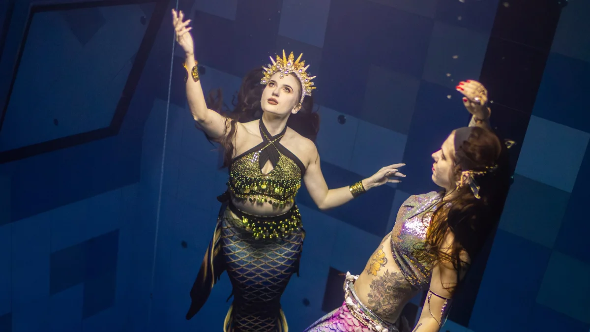 Mulheres disputam título de sereia na piscina mais profunda da Europa