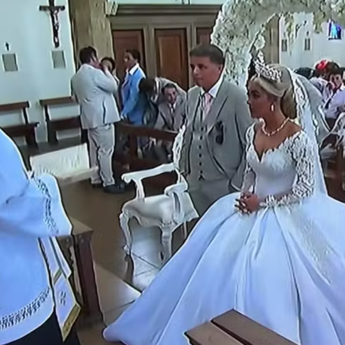Noiva perde a paciência e grita com convidados em igreja: 'Calem a boca'