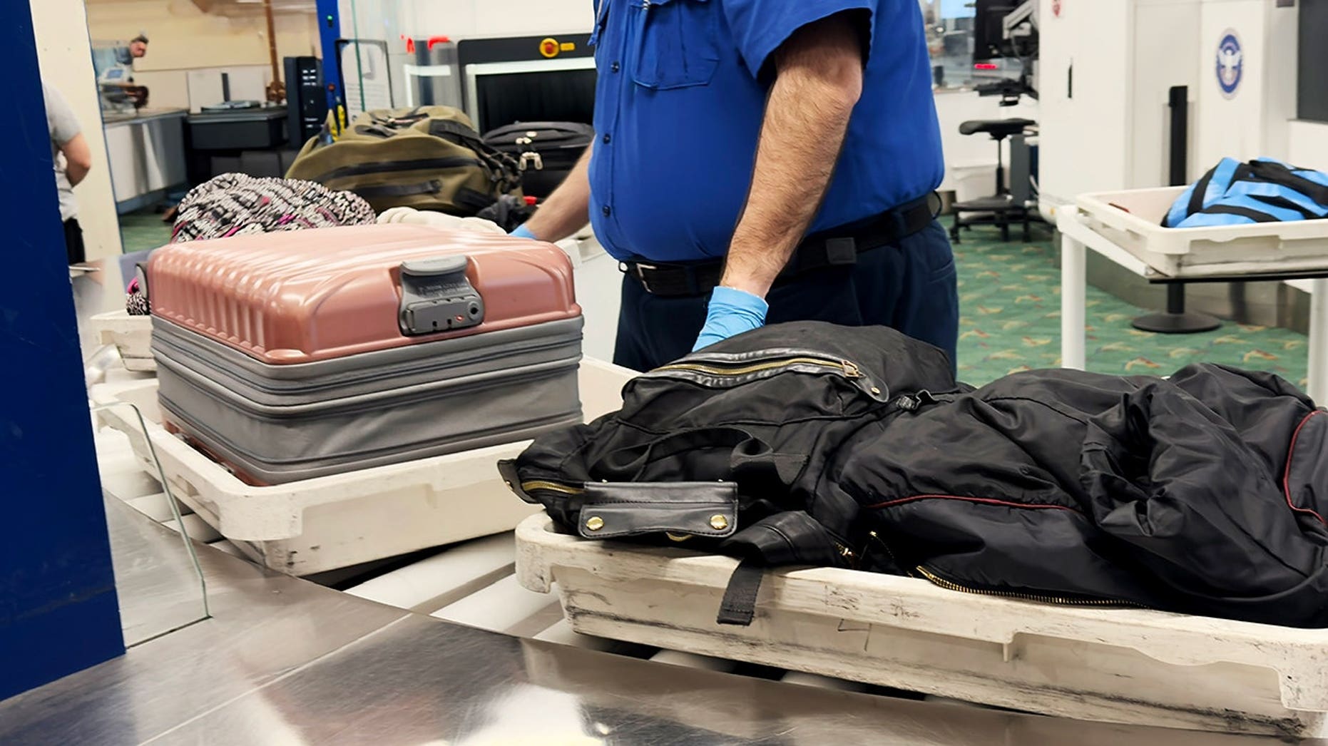 Raio-X no aeroporto expõe arma perigosa ilegalmente escondida na bagagem de mão do passageiro