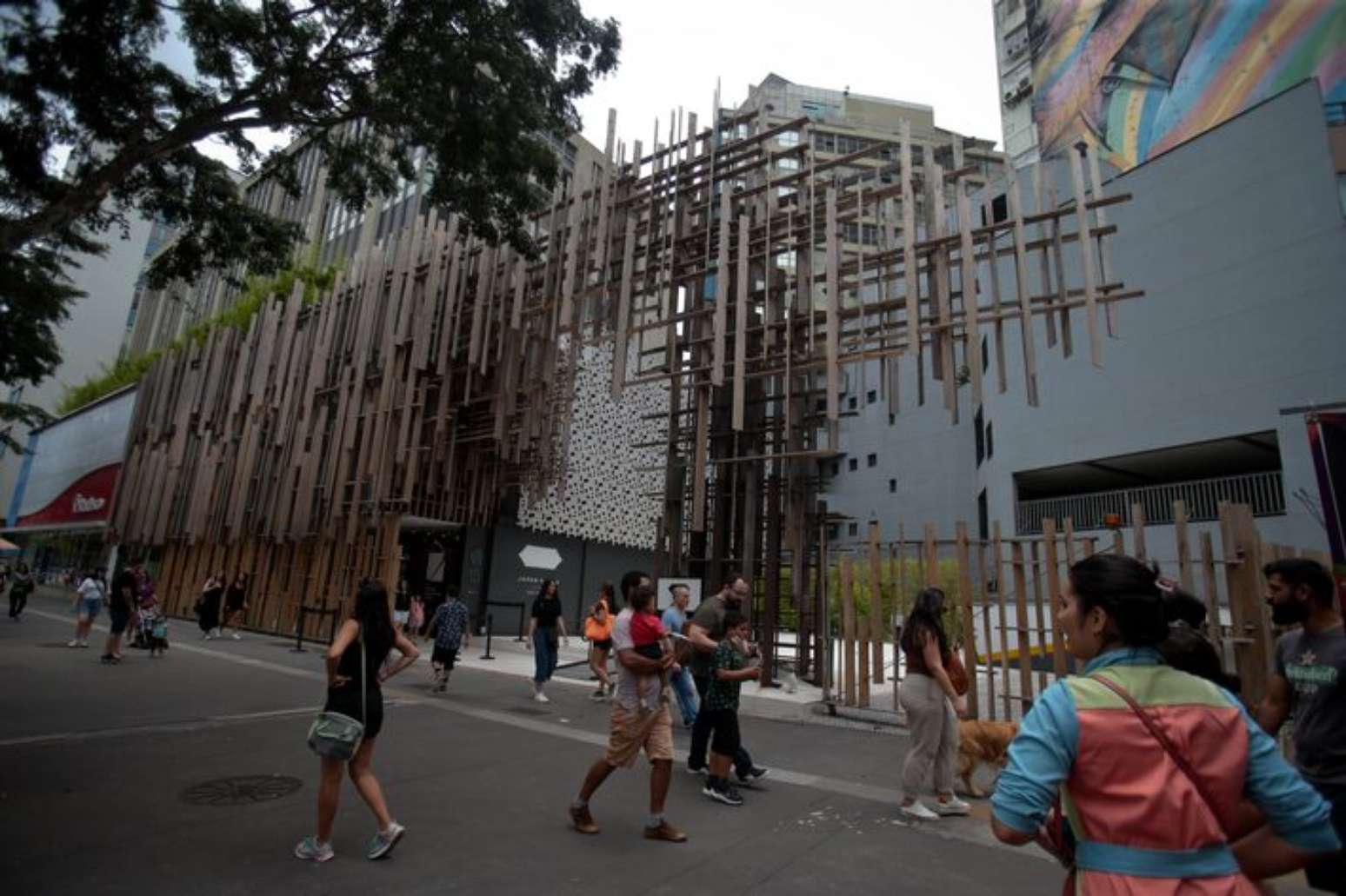 Vista externa do Japan House, na Avenida Paulista, que fica na altura do n&uacute;mero 52, onde ocorreu uma explos&atilde;o na manh&atilde; deste s&aacute;bado.