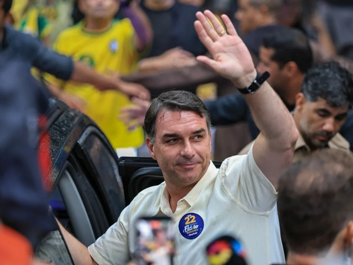 Com 56,2% dos votos, Flávio Bolsonaro vence Lula na Venezuela