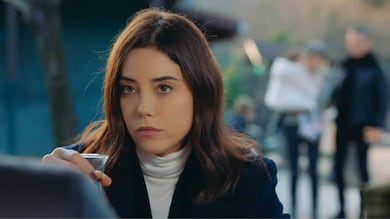 Hora da selfie! Derya, Derin e Volkan mostram parceria nos bastidores de Iludida