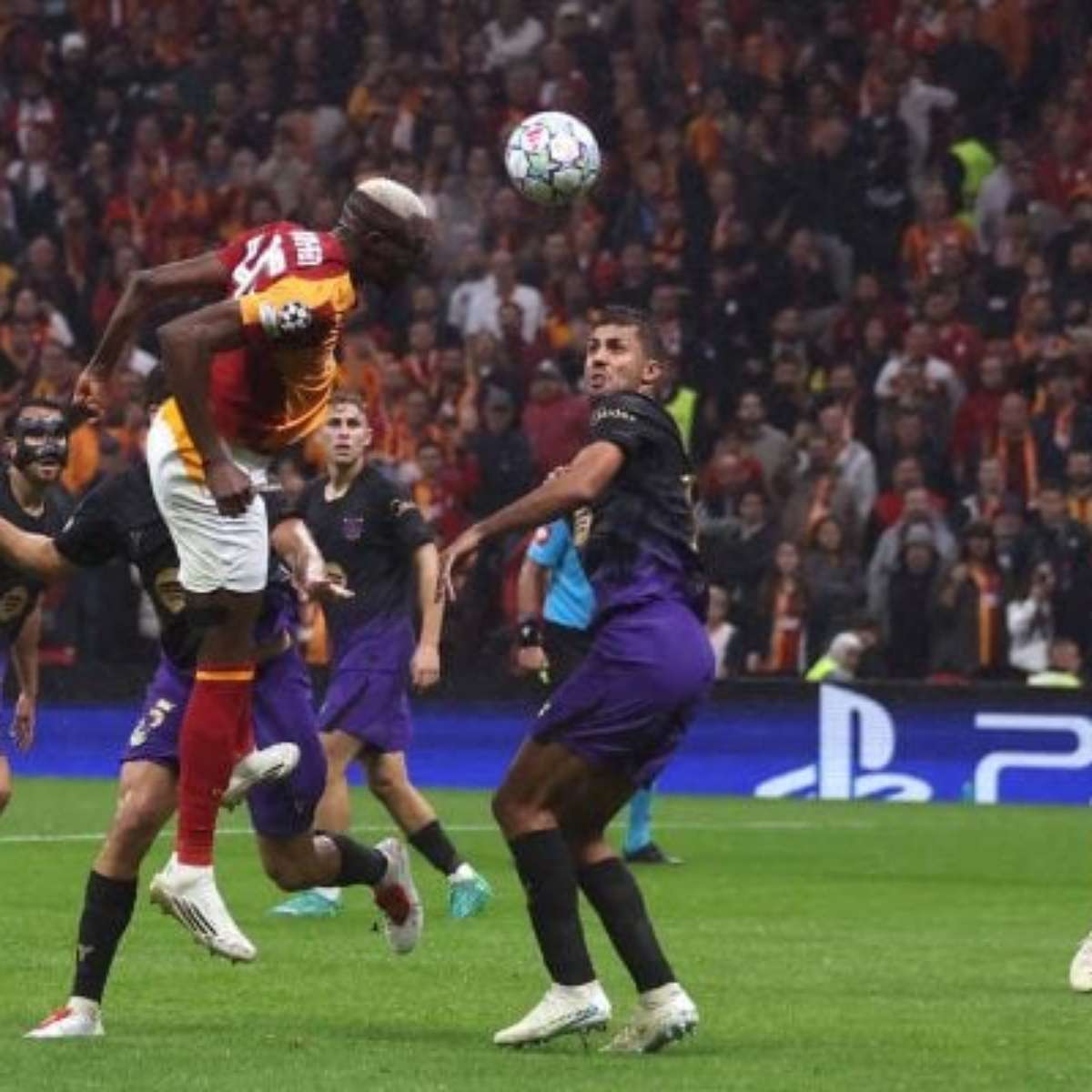Barcelona goleia o Galatasaray e se mantém 100% na Champions