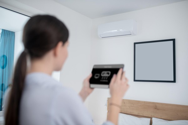 7 funções no ar-condicionado que ajudam a dormir melhor no frio