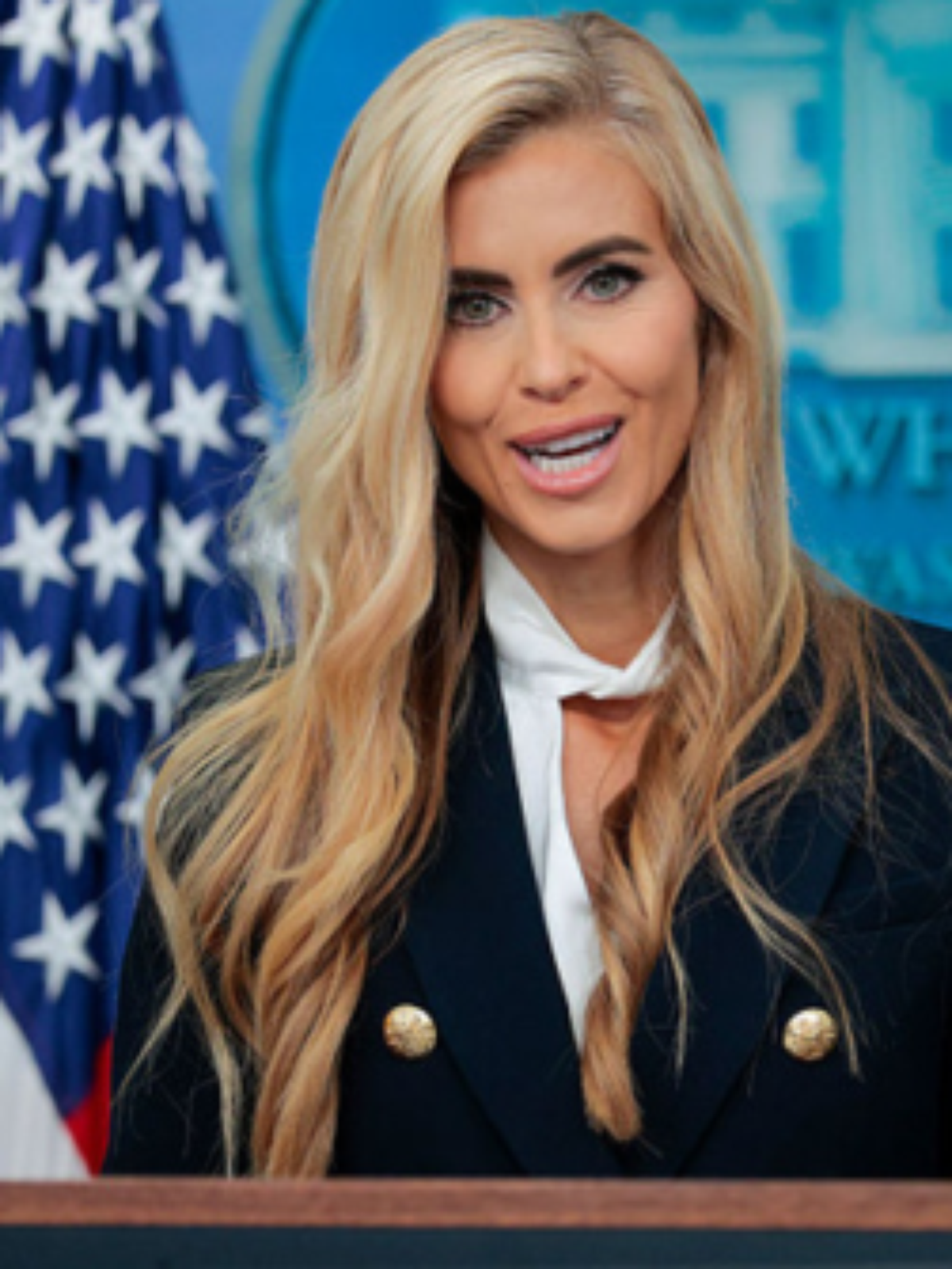 Nova porta-voz da Casa Branca comete gafe em coletiva e chama Trump de 'marido'