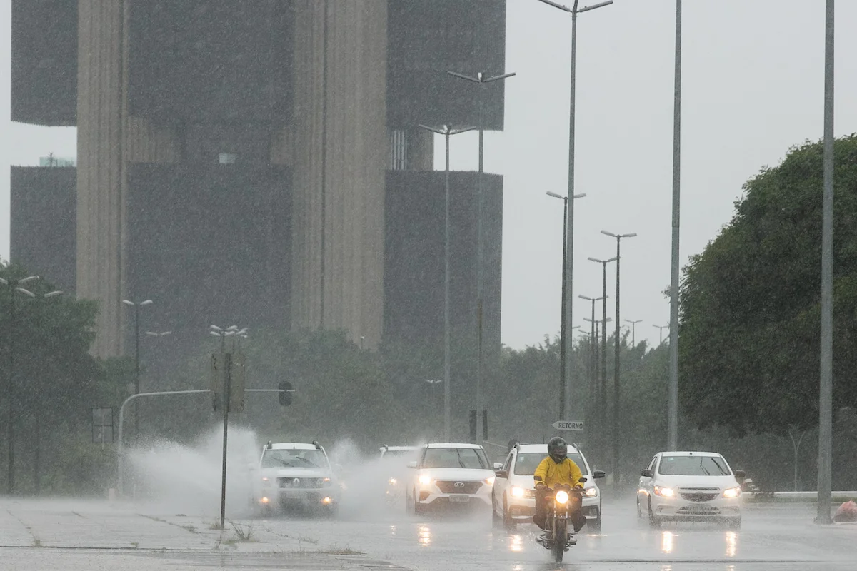 Imagem colorida de chuva e tempo fechado