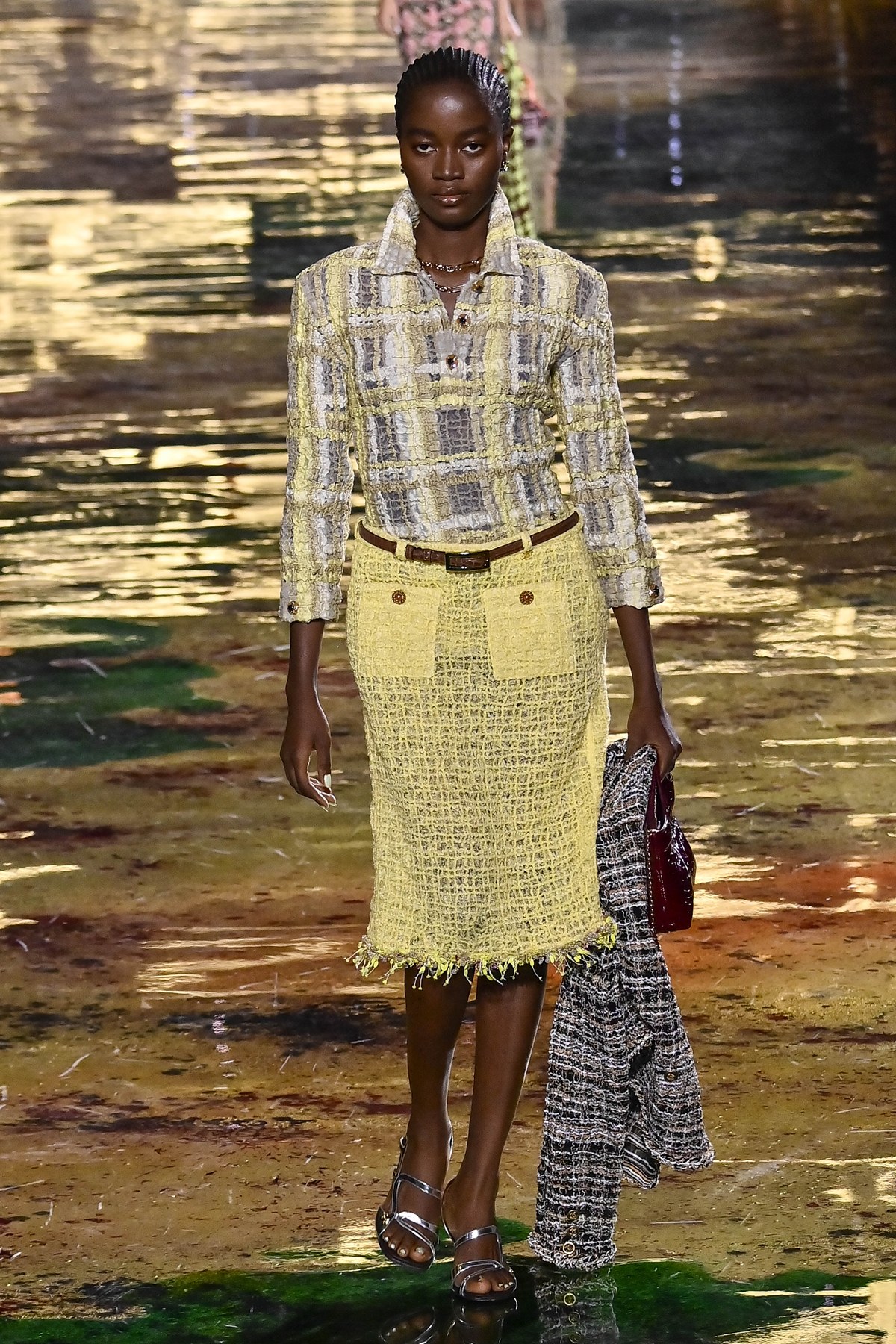 Modelo nigeriana que recriava desfiles da Chanel estreia na maison em Paris