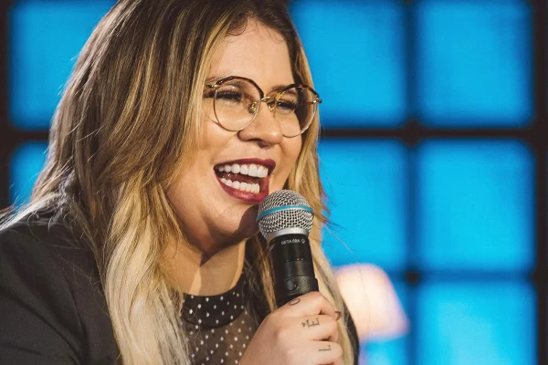 Marília Mendonça evitou músicas próprias para fugir de fofocas, diz livro - destaque galeria