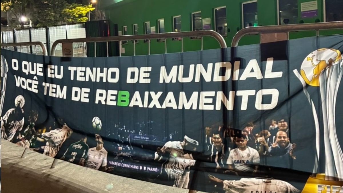 Torcida do Corinthians provoca Palmeiras com faixas sobre Mundial e rebaixamento antes do Dérbi