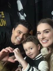 Esposa de Renner mostra momento em família: "Mundo lá fora pode esperar"