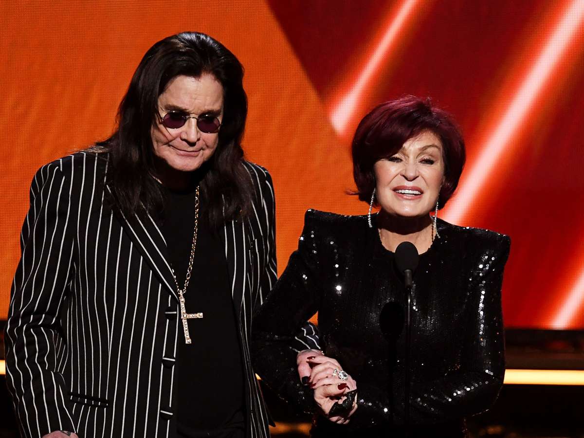 Sharon Osbourne diz que visita o túmulo de Ozzy todos os dias: 'Você nunca supera completamente'