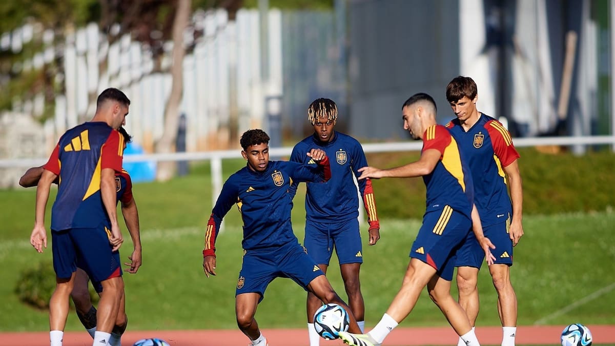Lamine Yamal debutó en FC Barcelona con 15 años y a los 16 ya estaba en la selección mayor