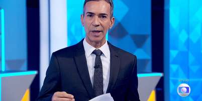 C&eacute;sar Tralli na entrada ao vivo no fim do 'JN' para comunicar o cancelamento do debate Foto: Reprodu&ccedil;&atilde;o