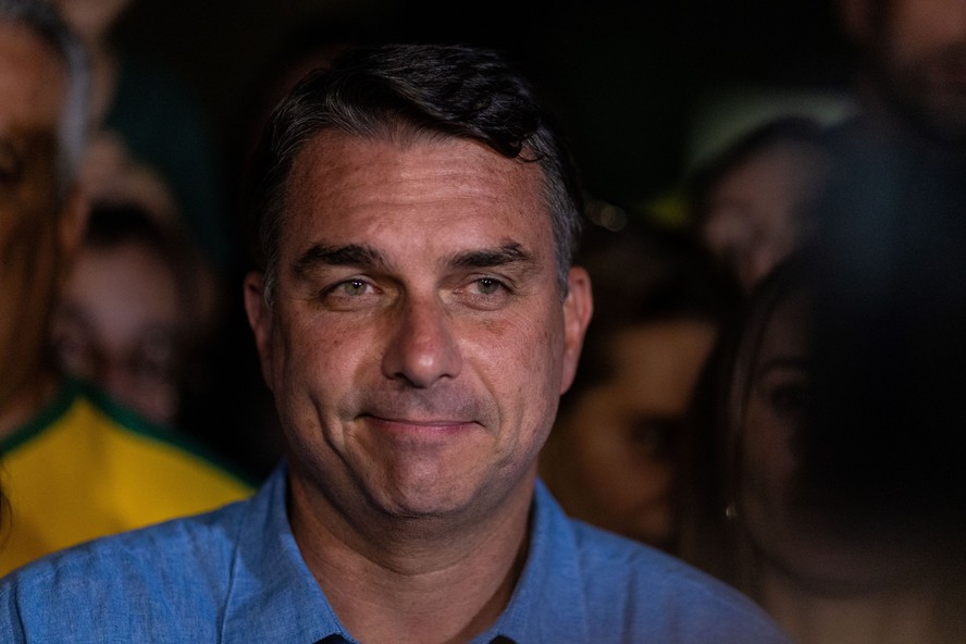Maioridade penal, fim da reeleição e limites ao STF: as mudanças na Constituição defendidas por Flávio Bolsonaro