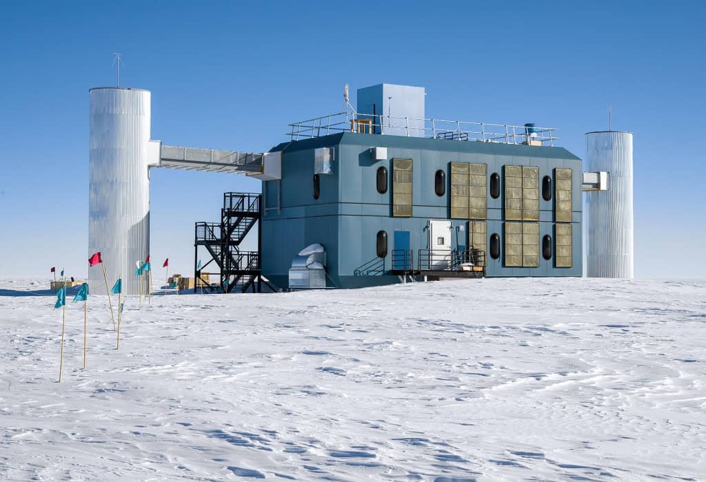 Nobel da Física: gelo da Antártida virou um detector de partículas do universo distante