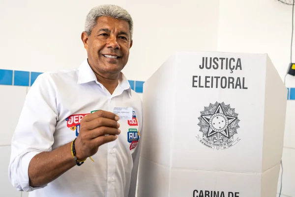 PL de Flávio Bolsonaro elegeu governadores em 5 estados; PT elegeu em 3