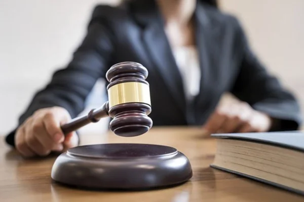 Mulher ganha indenização após cobrar salário atrasado e ser ameaçada em MG