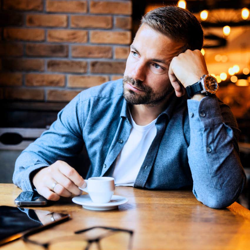 Pessoas que são amigáveis, mas preferem ficar sozinhas geralmente possuem 9 traços de inteligência social