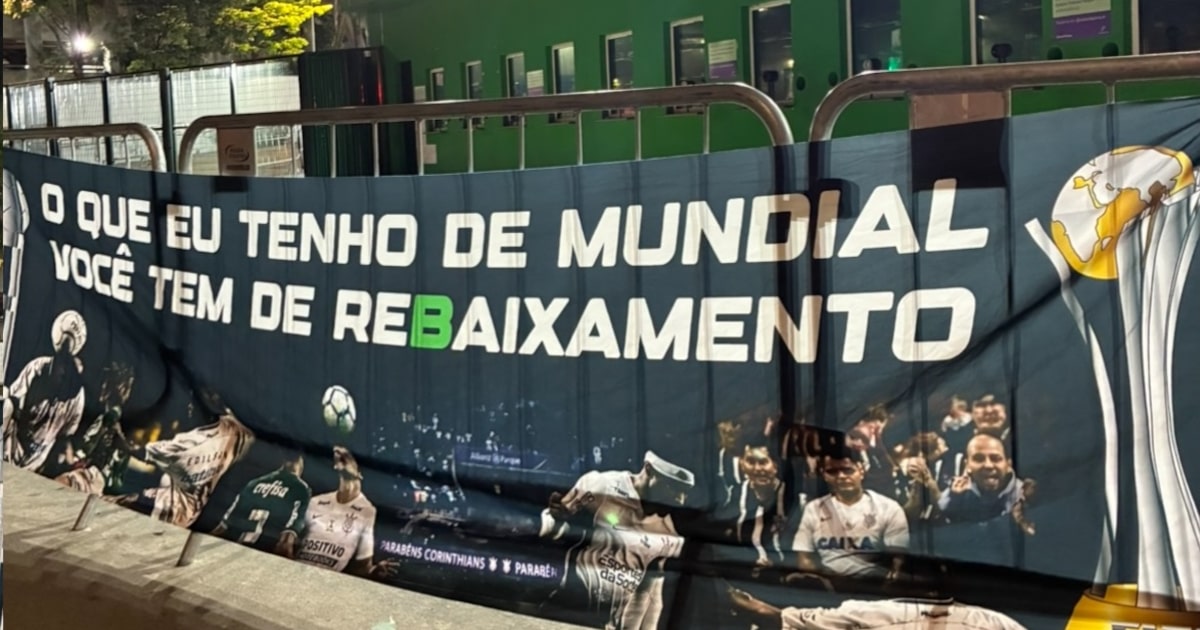 Torcida do Corinthians provoca Palmeiras com faixas sobre Mundial e rebaixamento antes do Dérbi