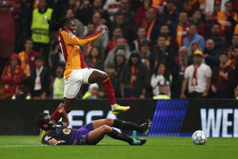 Barcelona goleia o Galatasaray e se mantém 100% na Champions