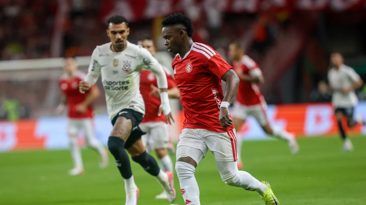 Em cenário de caos, Internacional e Corinthians lutam contra o rebaixamento