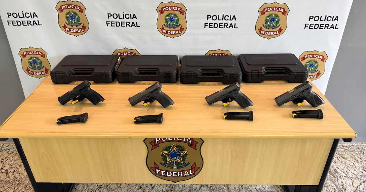 PF apreende quatro pistolas compradas por fraude em lojas de armas na Baixada Fluminense