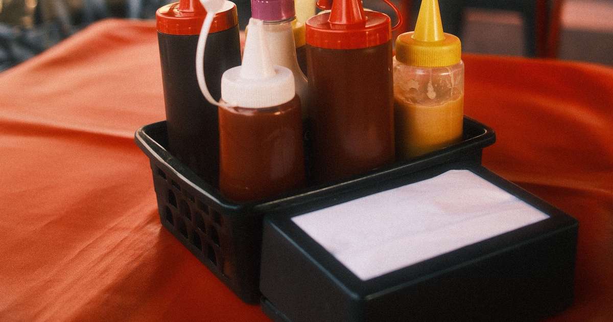 Bisnagas de ketchup e maionese serão proibidas em São Paulo; entenda a nova regra