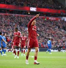 Ayari, em ataque do Brighton (de azul) chuta e Van Djik não chega a tempo. Mas o lance não dá em nada. Foto: Carl Recine/Getty Images / Jogada10