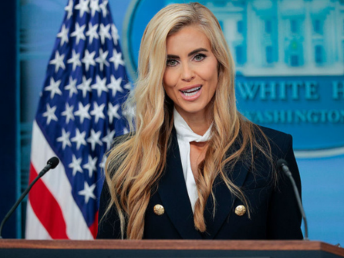 Nova porta-voz da Casa Branca comete gafe em coletiva e chama Trump de 'marido'