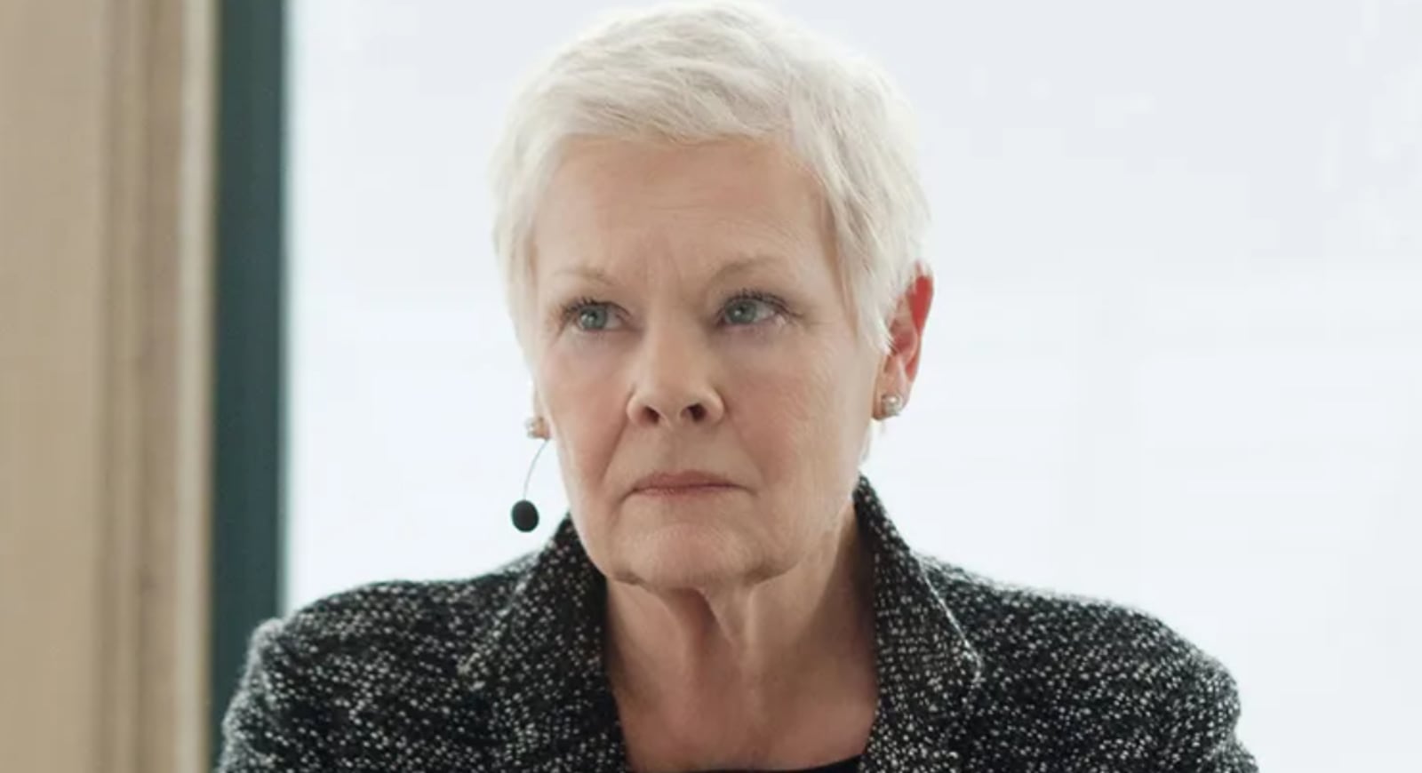 Judi Dench foi a M em sete filmes da franquia James Bond Divulgação