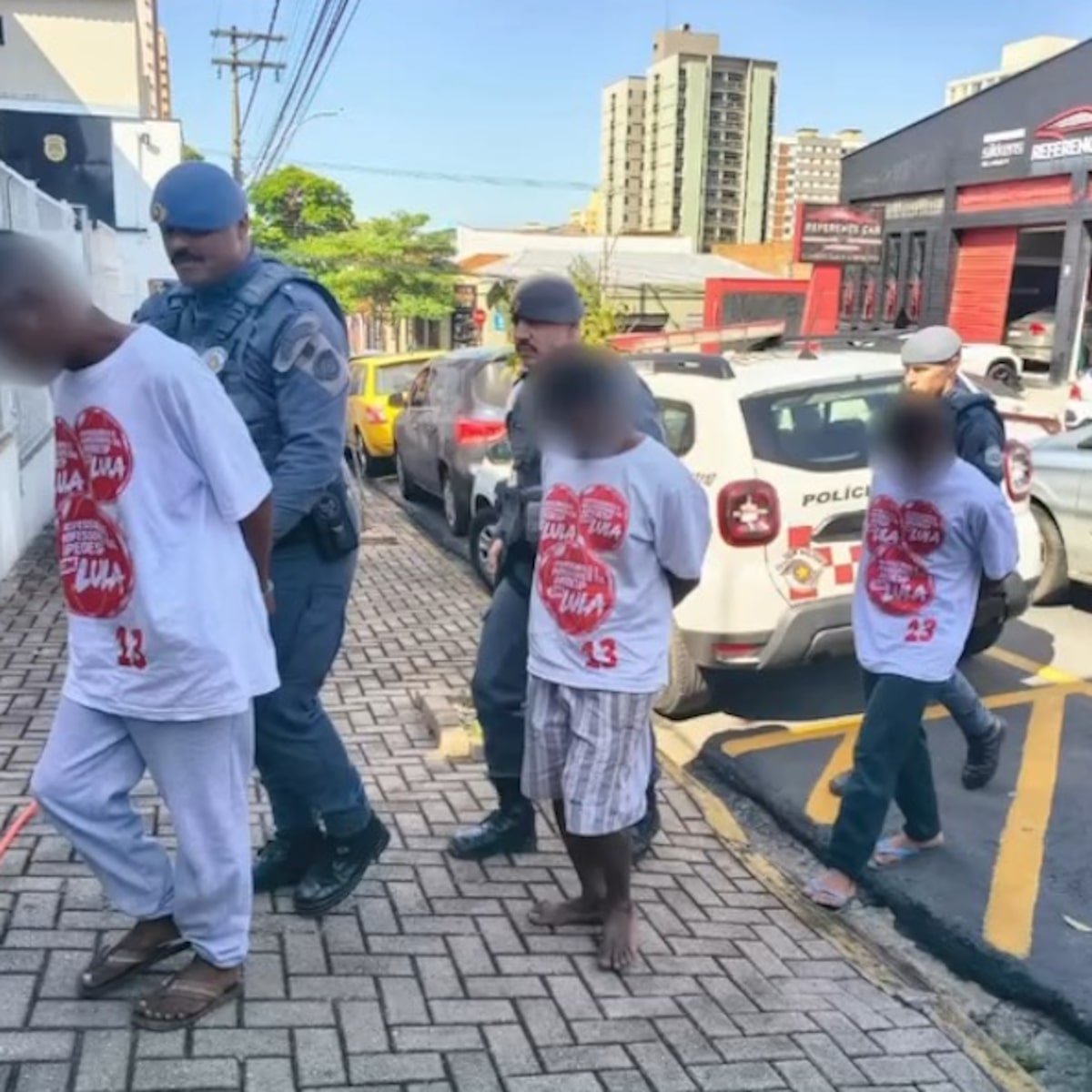 PMs são acusados de obrigar jovens presos por suspeita de tráfico a vestir camiseta do PT