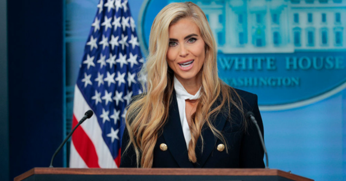Nova porta-voz da Casa Branca comete gafe em coletiva e chama Trump de 'marido'