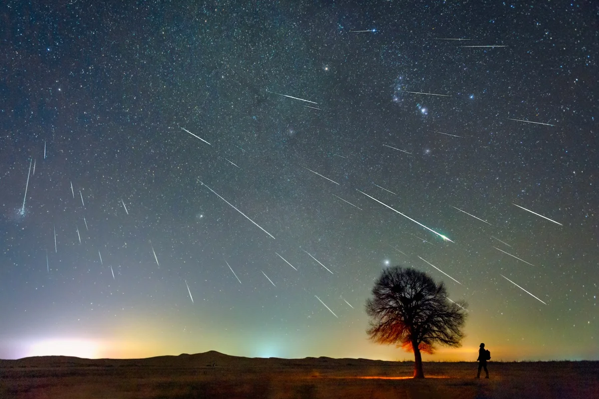 Imagem mostra chuva de meteoros no céu estrelado - Metrópoles