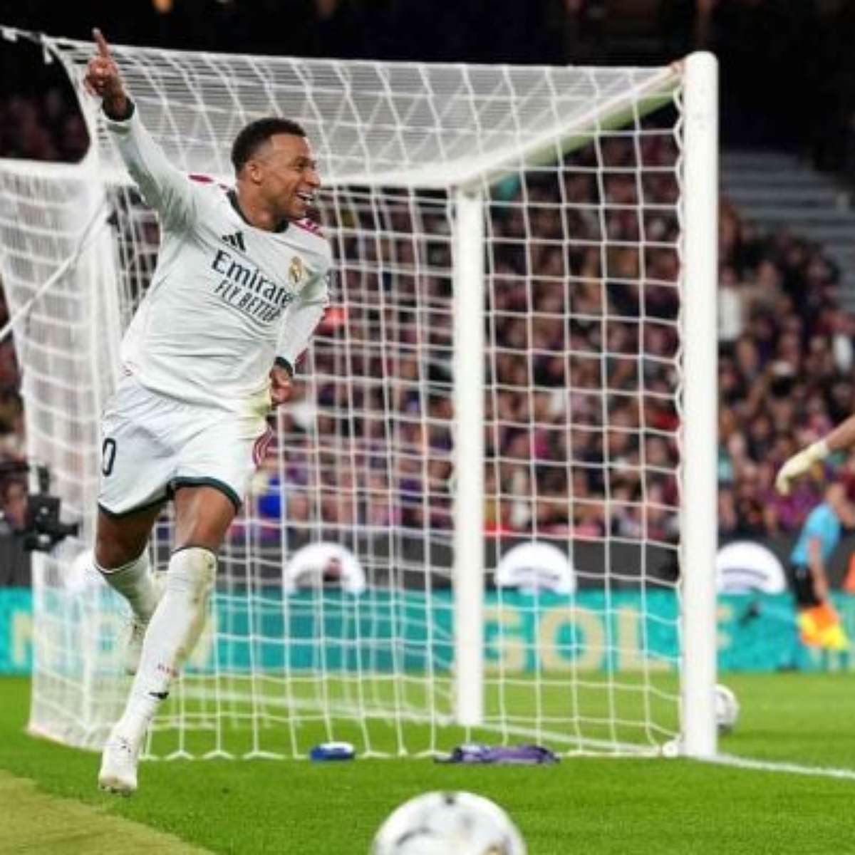 Raphinha marca, mas Mbappé decide em vitória do Real sobre Barcelona