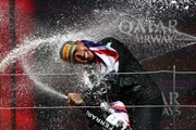 Hamilton recebe banho de espumante no pódio do Gp da Inglaterra de Fórmula 1 2024
