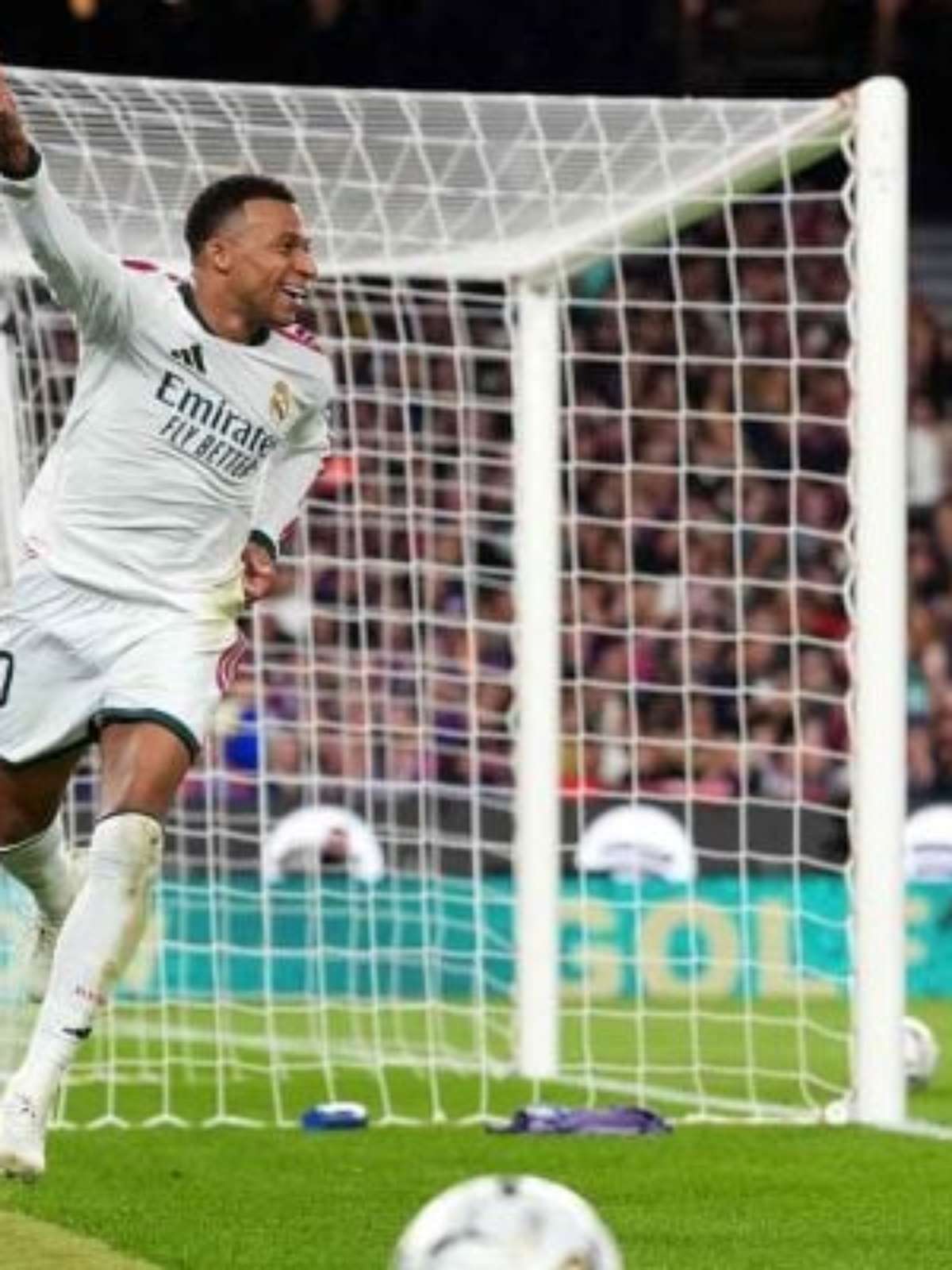 Raphinha marca, mas Mbappé decide em vitória do Real sobre Barcelona