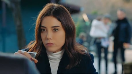 Hora da selfie! Derya, Derin e Volkan mostram parceria nos bastidores de Iludida