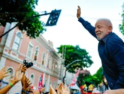 Lula divide verba de campanha entre rua e redes; Flávio foca no digital