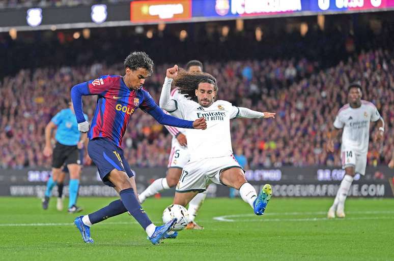 Raphinha marca, mas Mbappé decide em vitória do Real sobre Barcelona