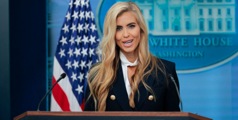 Nova porta-voz da Casa Branca comete gafe em coletiva e chama Trump de 'marido'
