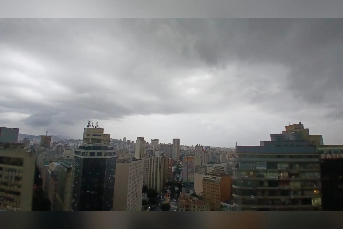 Imagem da matéria: Eleição terá chuva e frio em Minas; veja previsão para domingo (4/10)