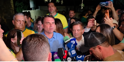 Falas de Fl&aacute;vio Bolsonaro (PL, acima) e Luiz In&aacute;cio Lula da Silva (PT, abaixo) ap&oacute;s resultados do 1&ordm; turno Foto: Deborah Sena e Reprodu&ccedil;&atilde;o / Terra e YouTube