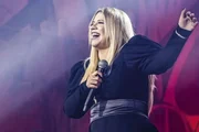 Imagem da matéria: Marília Mendonça evitou músicas próprias para fugir de fofocas, diz livro