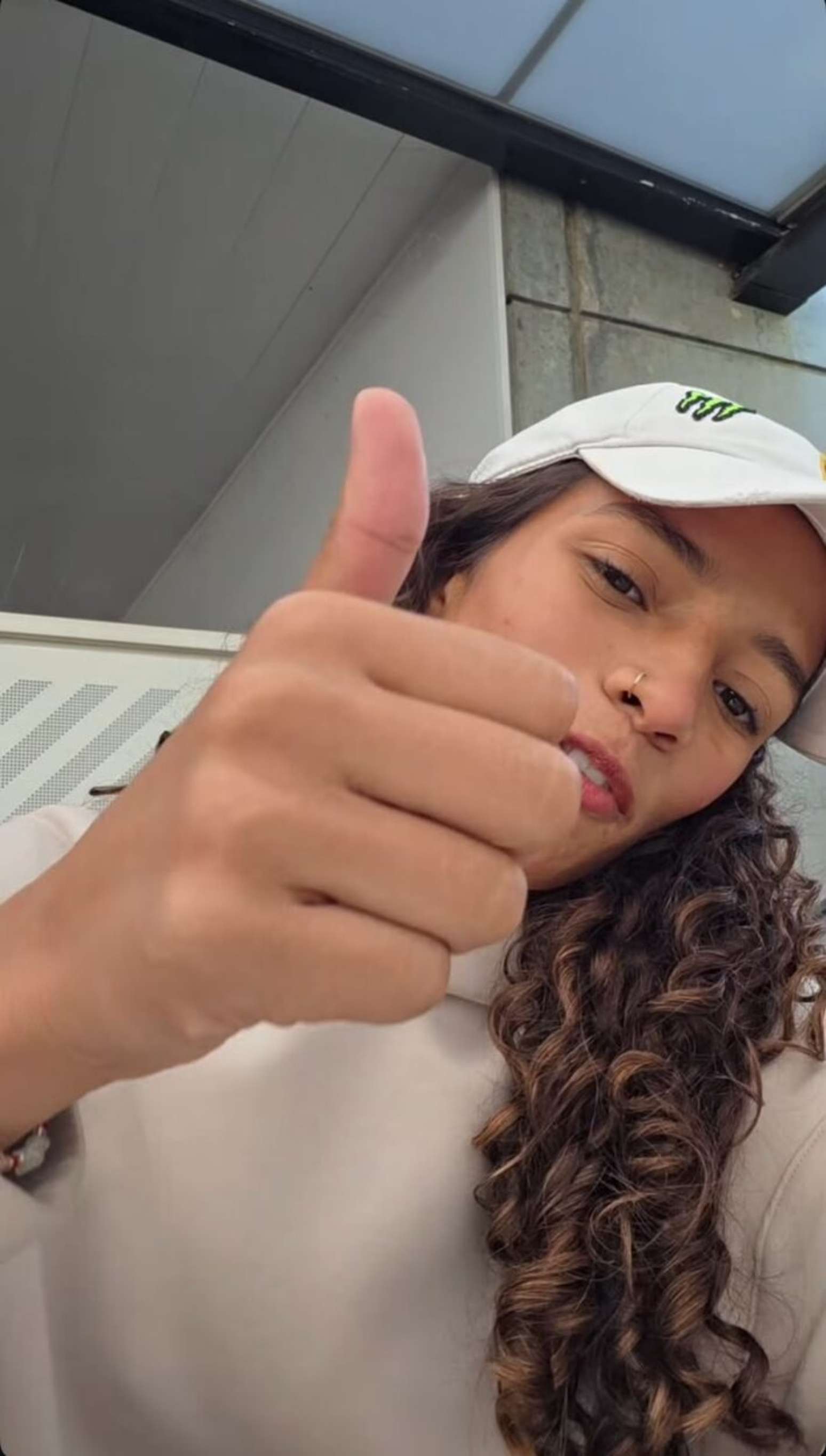 Rayssa Leal machuca o p&eacute;, vira aus&ecirc;ncia na etapa da SLS de Paris, mas acalma torcida: &lsquo;Nada grave&rsquo;.