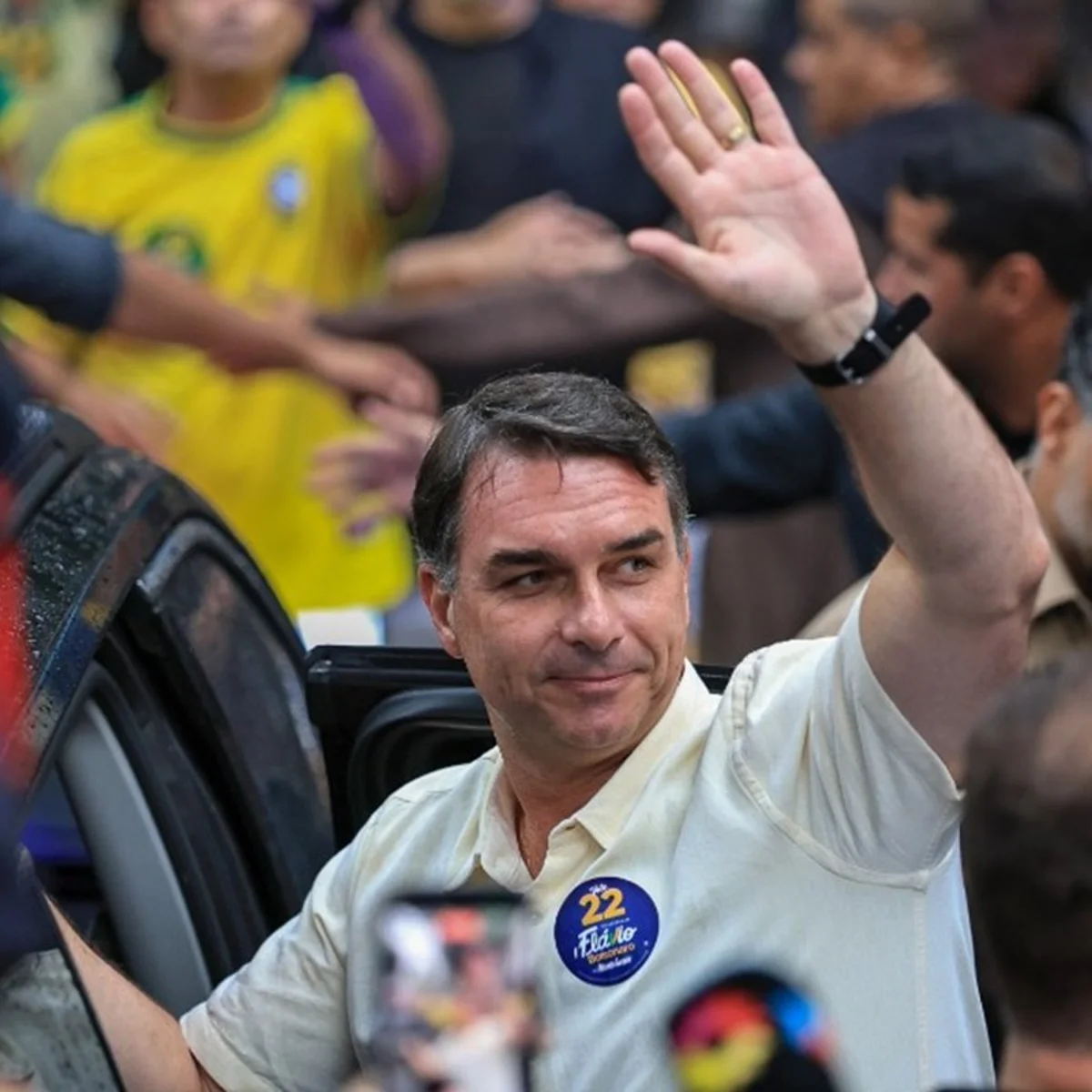 Com 56,2% dos votos, Flávio Bolsonaro vence Lula na Venezuela