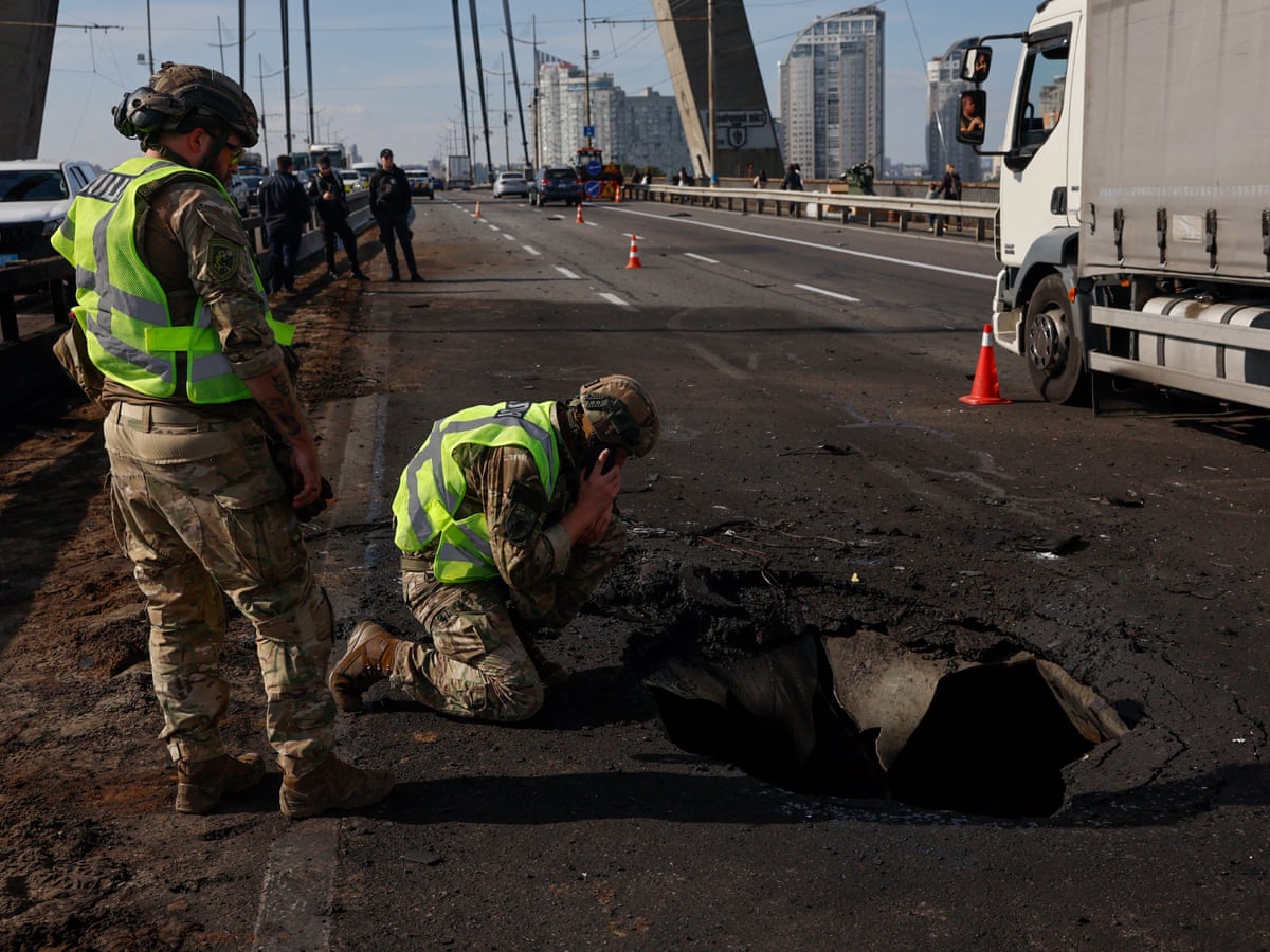 A Rússia ataca a ponte de Kiev enquanto o chanceler alemão visita a Ucrânia em demonstração de apoio