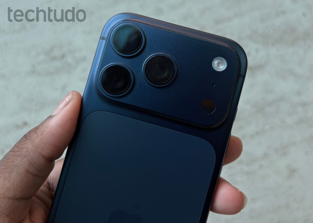 iPhone 17 Pro Max reúne o chip A19 Pro e 12 GB de RAM para entregar desempenho de ponta no topo da linha de celulares da Apple — Foto: Amanda Zola/TechTudo