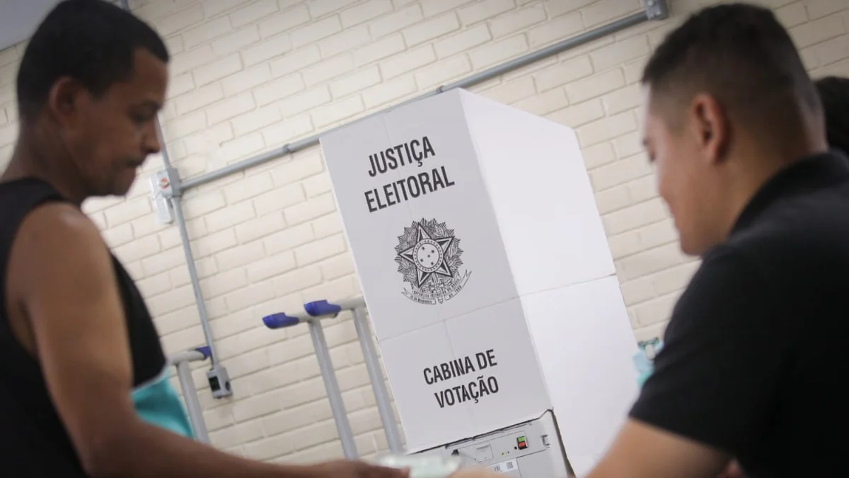 Eleições 2026: Brasileiros votam no EUA em meio à tensão com ICE