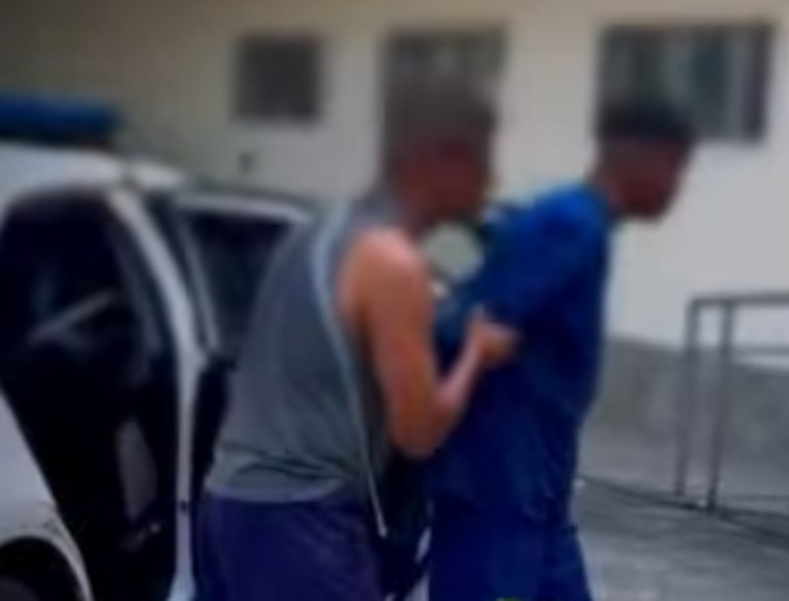 Agentes da Deat capturaram investigado na praia de Copacabana Reprodução/Polícia Civil